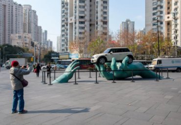 商场广场装饰大型玻璃钢汽车模型雕塑