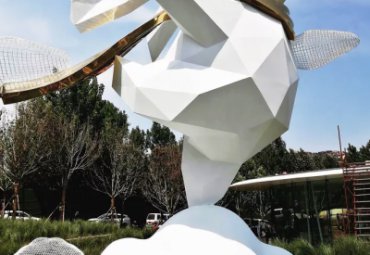 公园草坪摆放玻璃钢几何面抽象兔子雕塑