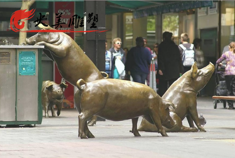广场街道摆放玻璃钢仿铜猪雕塑图片
