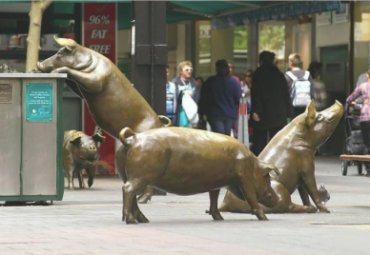 广场街道摆放玻璃钢仿铜猪雕塑