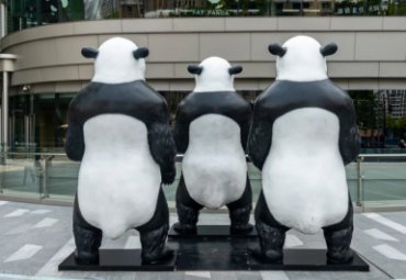 商业街摆放玻璃钢卡通熊猫雕塑