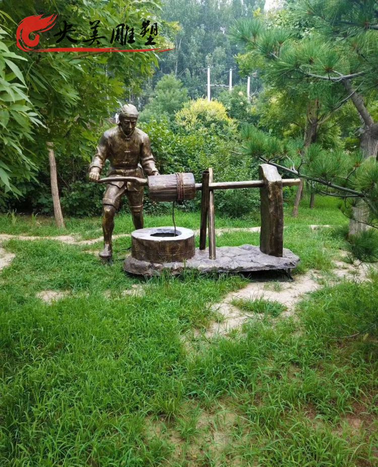 公园草坪摆放玻璃钢仿铜打水人物雕塑图片 公园草坪摆放玻璃钢仿铜打水人物雕塑图片