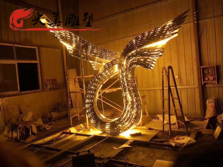城市广场摆放不锈钢镂空翅膀亮化雕塑图片 城市广场摆放不锈钢镂空翅膀亮化雕塑图片