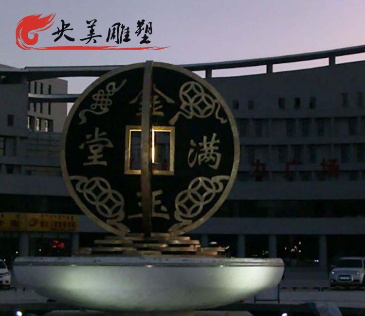 广场摆放黄铜铸造大型铜钱雕塑图片 广场摆放黄铜铸造大型铜钱雕塑图片
