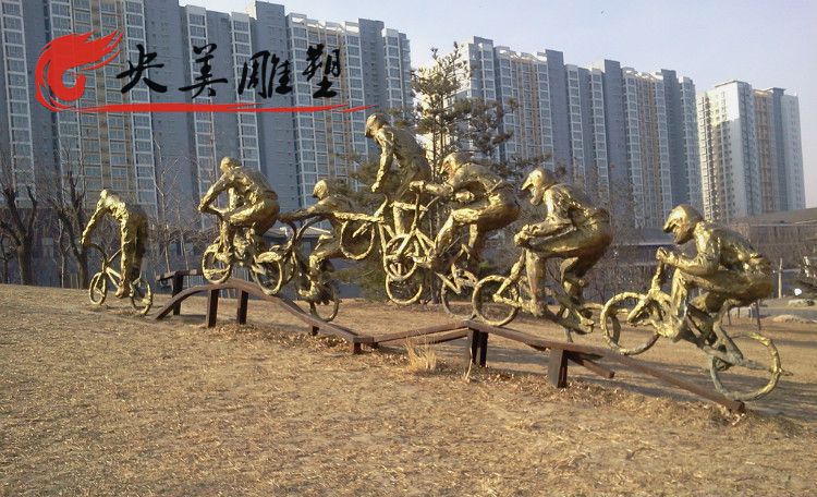 公园摆放玻璃钢仿铜骑自行车人物雕塑图片 公园摆放玻璃钢仿铜骑自行车人物雕塑图片