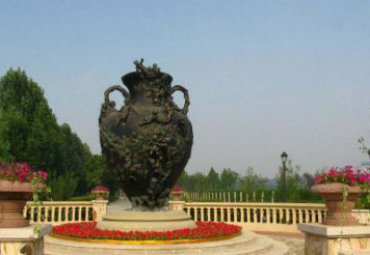 广场摆放铸铜浮雕花瓶雕塑