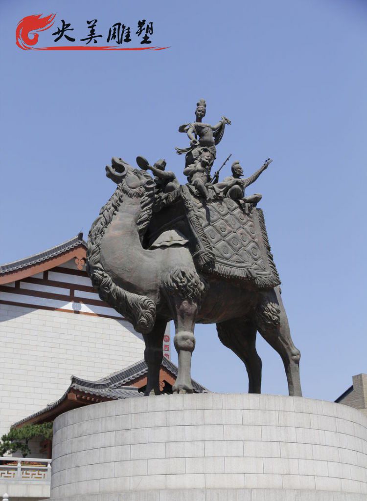 景区广场摆放青铜雕刻骆驼雕塑图片 景区广场摆放青铜雕刻骆驼雕塑图片