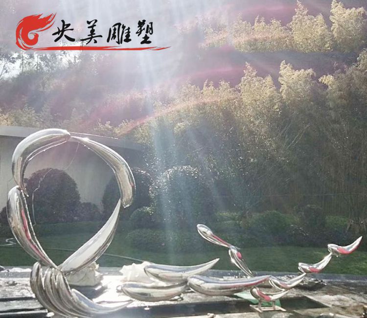 园林摆放不锈钢鱼群水景观雕塑图片 园林摆放不锈钢鱼群水景观雕塑图片