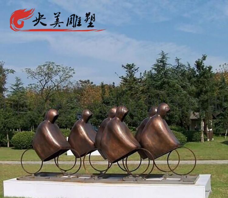 公园摆放仿铜抽象骑车人物雕塑图片 公园摆放仿铜抽象骑车人物雕塑图片
