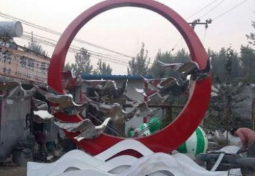 公园广场摆放不锈钢圆环鸽子雕塑
