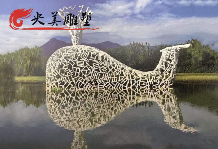 园林大型不锈钢字体镂空鲸鱼喷水雕塑图片
