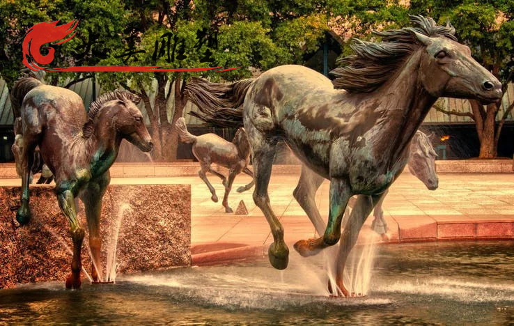 城市广场铸铜奔跑的马雕塑图片