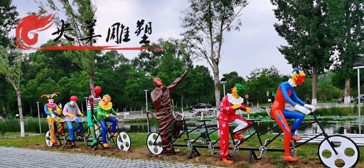 公园摆放玻璃钢彩绘骑车小丑人物雕塑图片 公园摆放玻璃钢彩绘骑车小丑人物雕塑图片