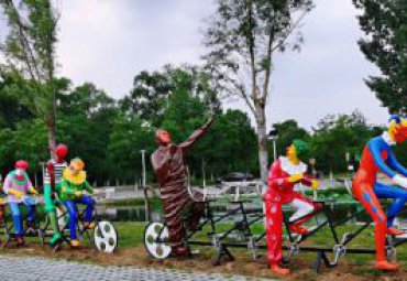 公园摆放玻璃钢彩绘骑车小丑人物雕塑