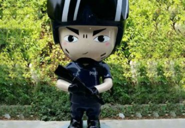 广场摆放玻璃钢宣传卡通警察人物雕塑