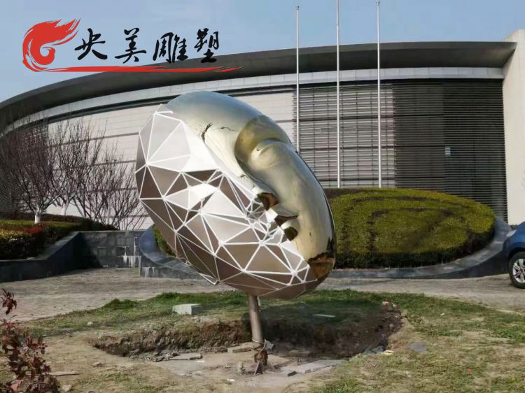 广场摆放不锈钢抽象面具雕塑图片 广场摆放不锈钢抽象面具雕塑图片