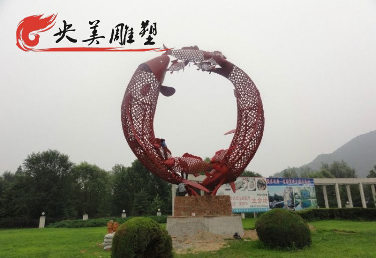 公园摆放不锈钢镂空鲤鱼雕塑图片