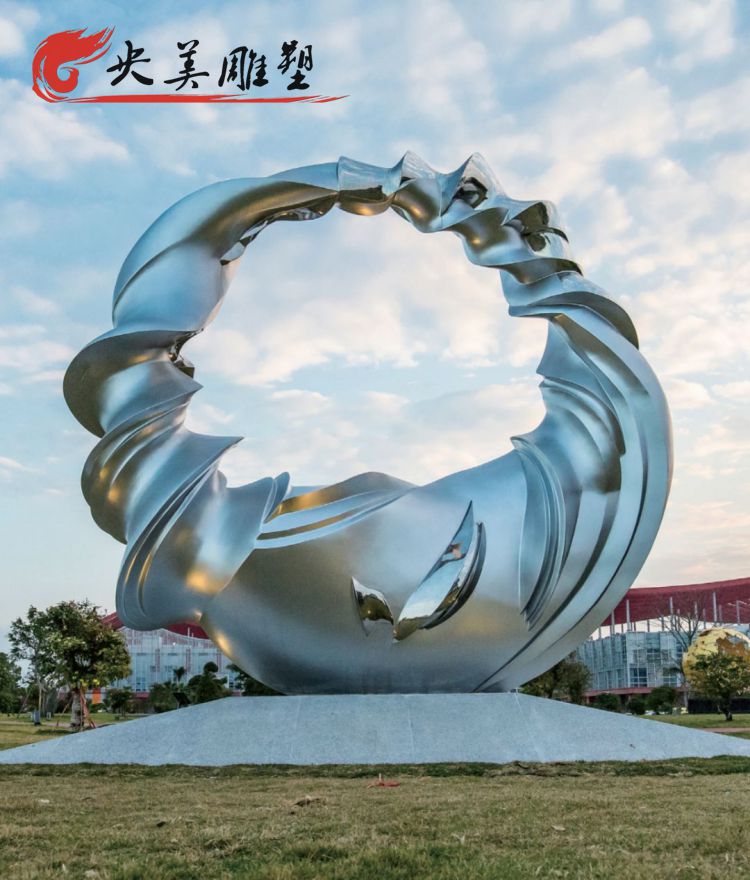 公园摆放不锈钢异形圆环雕塑图片 公园摆放不锈钢异形圆环雕塑图片