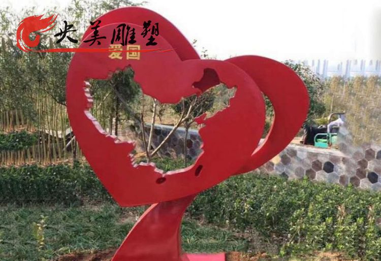 广场摆放不锈钢镂空爱心雕塑图片 广场摆放不锈钢镂空爱心雕塑图片