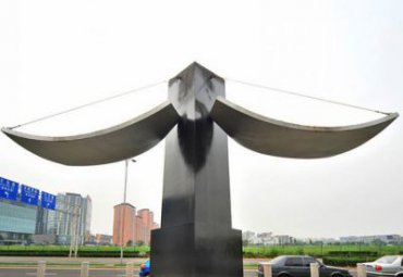 广场摆放不锈钢门亭雕塑