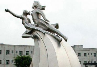 广场摆放不锈钢校园人物雕塑