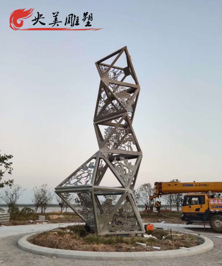 广场摆放不锈钢镂空几何造型雕塑图片 广场摆放不锈钢镂空几何造型雕塑图片