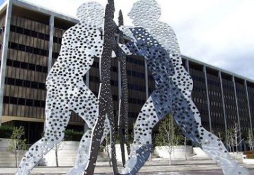 景区广场摆放不锈钢镂空人雕塑
