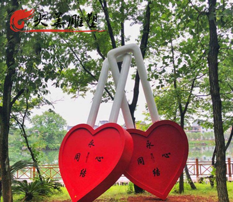 景点摆放不锈钢彩绘同心锁雕塑图片 景点摆放不锈钢彩绘同心锁雕塑图片