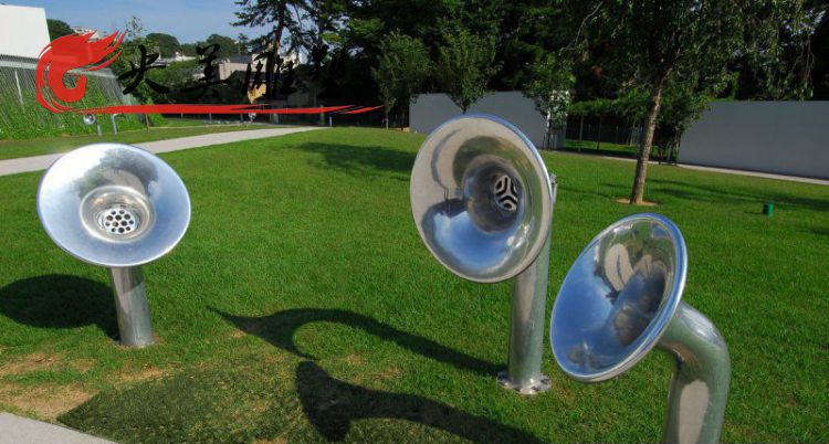 公园绿地摆放不锈钢喇叭雕塑图片
