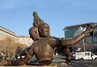 广场摆放创意大型三头六臂人物铜雕塑
