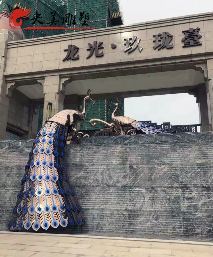 小区摆放不锈钢烤漆孔雀雕塑图片 小区摆放不锈钢烤漆孔雀雕塑图片