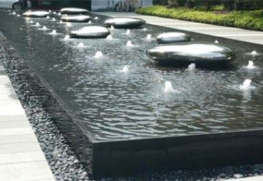 小区水池摆放不锈钢镜面鹅卵石雕塑