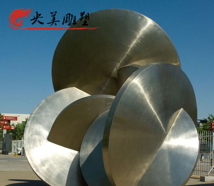 城市广场摆放不锈钢镜面抽象光盘雕塑图片 城市广场摆放不锈钢镜面抽象光盘雕塑图片