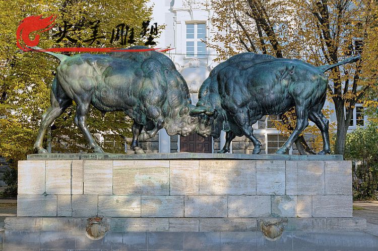 公园摆放青铜牛景观雕塑图片 公园摆放青铜牛景观雕塑图片