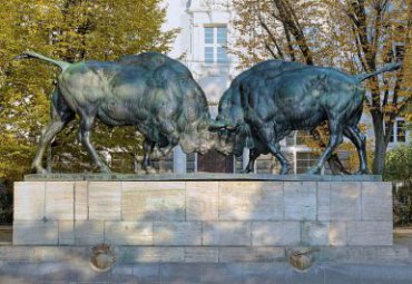公园摆放青铜牛景观雕塑