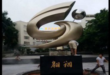 校园广场摆放不锈钢抽象翱翔雕塑