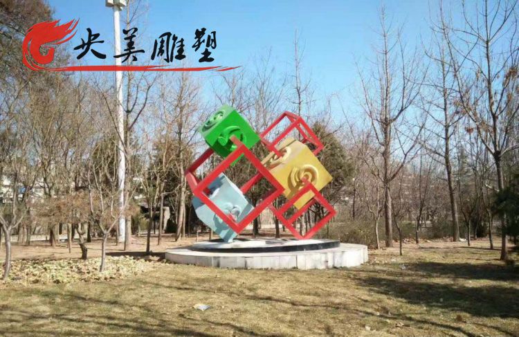 公园摆放不锈钢镂空方体雕塑图片 公园摆放不锈钢镂空方体雕塑图片