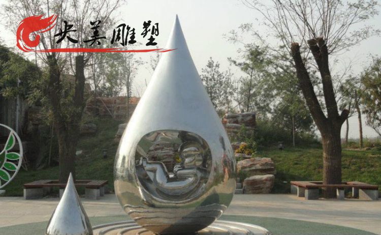 公园摆放不锈钢镜面抽象水滴雕塑图片 公园摆放不锈钢镜面抽象水滴雕塑图片