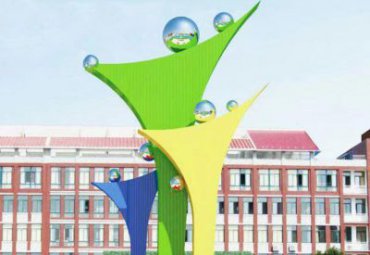 广场摆放不锈钢抽象人物雕塑