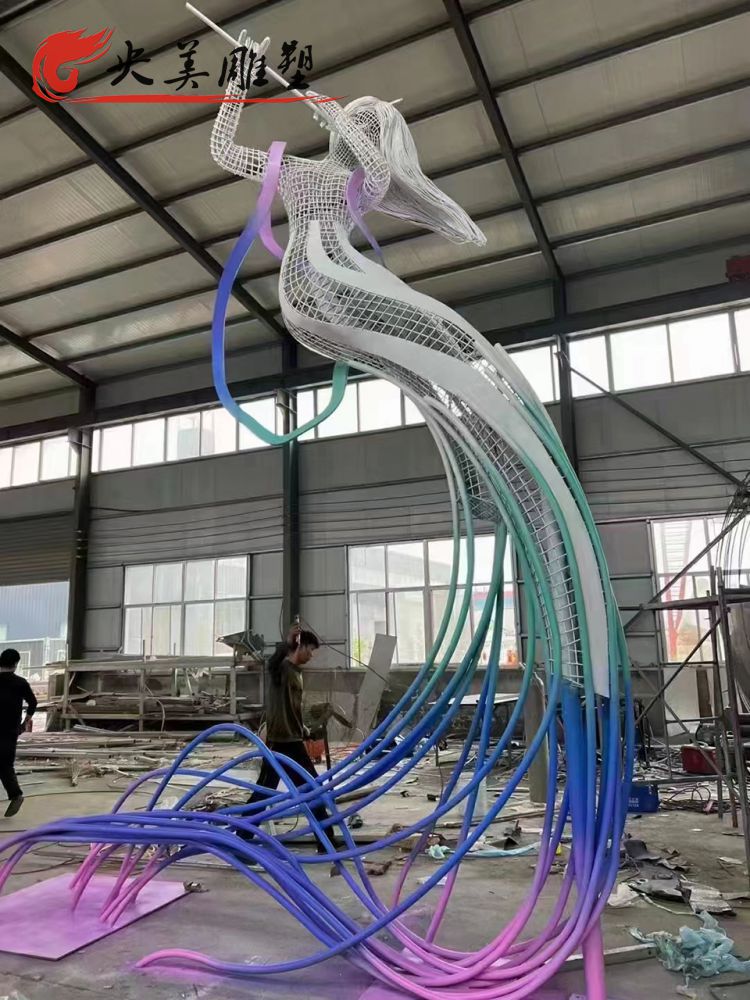 不锈钢抽象人物雕塑,吹笛子的网格美女图片 不锈钢抽象人物雕塑,吹笛子的网格美女图片