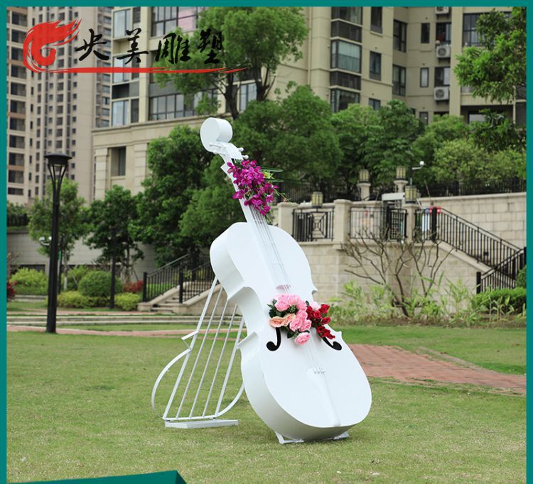 公园景区玻璃钢创意花朵白色大提琴雕塑图片