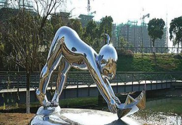 公园摆放镜面不锈钢儿童玩纸船景观小品雕塑