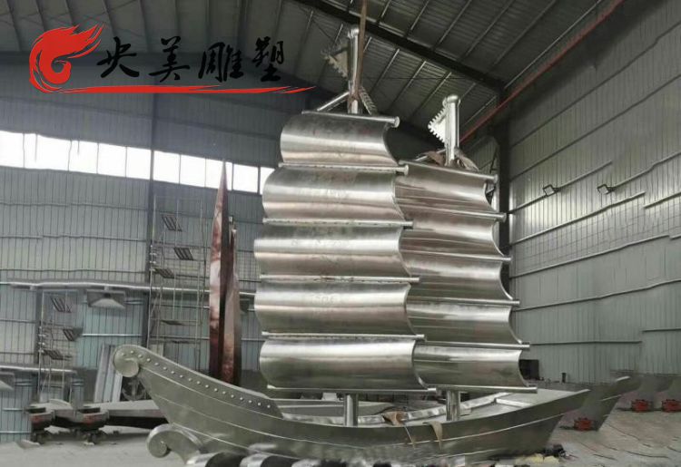 景区广场摆放不锈钢船景观雕塑图片 景区广场摆放不锈钢船景观雕塑图片