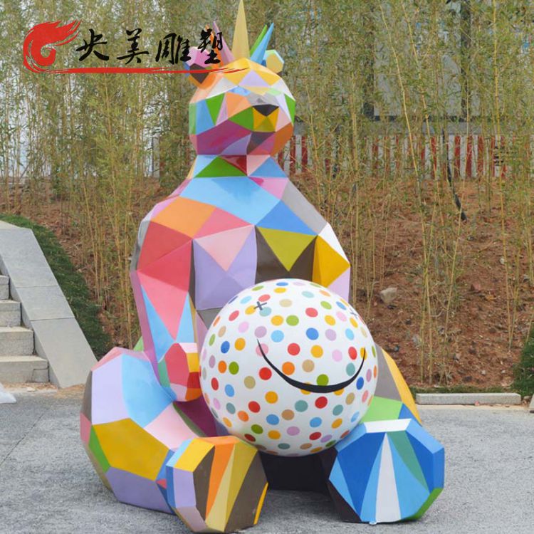 户外广场大型玻璃钢彩绘抽象熊雕塑图片 户外广场大型玻璃钢彩绘抽象熊雕塑图片