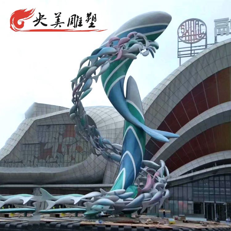 商业广场摆放玻璃钢彩绘鲸鱼鱼群景观雕塑图片 商业广场摆放玻璃钢彩绘鲸鱼鱼群景观雕塑图片