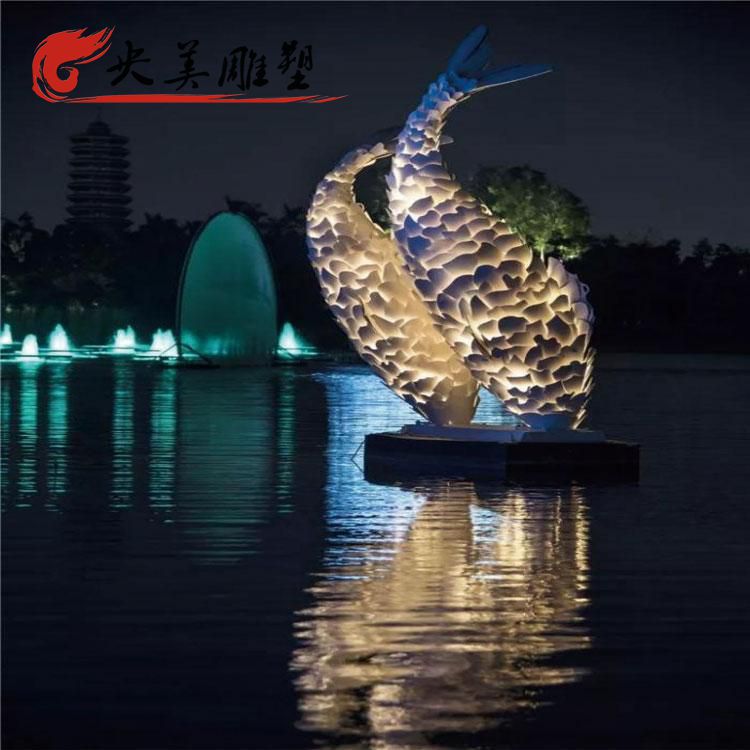 公园湖边摆放不锈钢灯光鲤鱼水景观雕塑图片 公园湖边摆放不锈钢灯光鲤鱼水景观雕塑图片