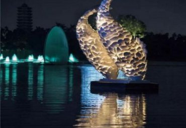 公园湖边摆放不锈钢灯光鲤鱼水景观雕塑