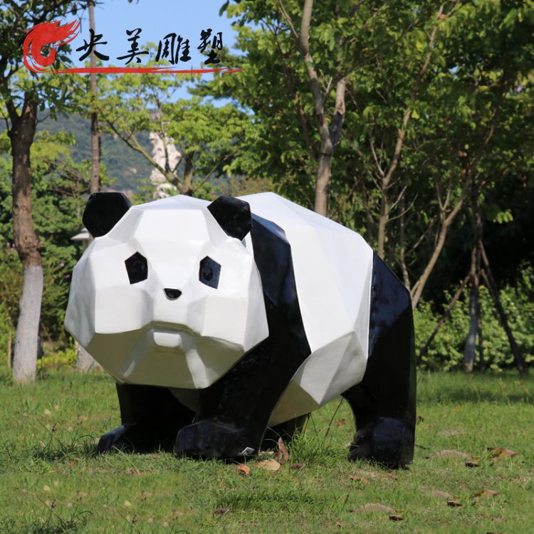 户外园林玻璃钢切面几何熊猫雕塑图片 户外园林玻璃钢切面几何熊猫雕塑图片