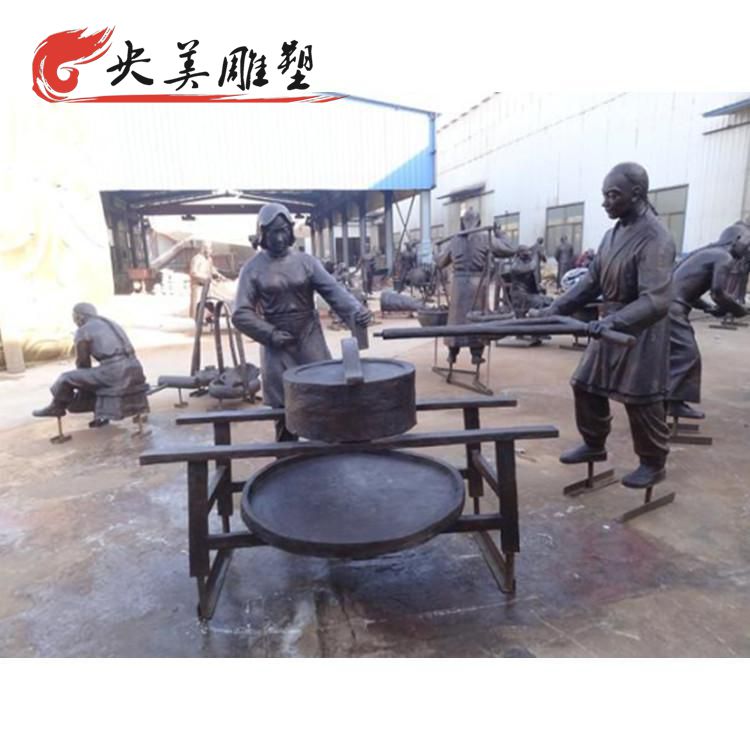 民俗文化玻璃钢仿铜推磨的人物小品图片 民俗文化玻璃钢仿铜推磨的人物小品图片