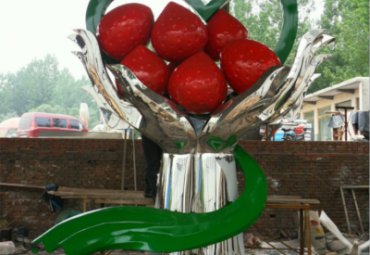 不锈钢创意爱心包裹草莓景观雕塑